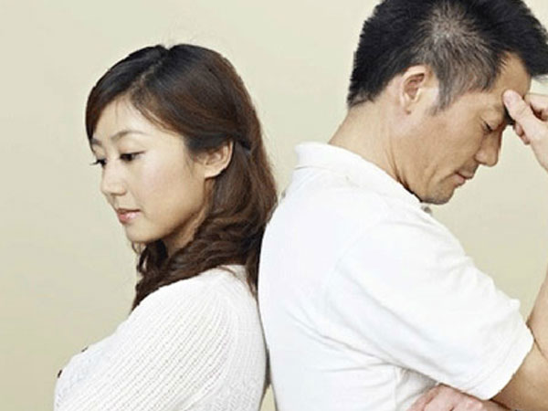 Nghi ngờ bị vợ "cắm sừng" mà tôi chưa biết phải làm gì