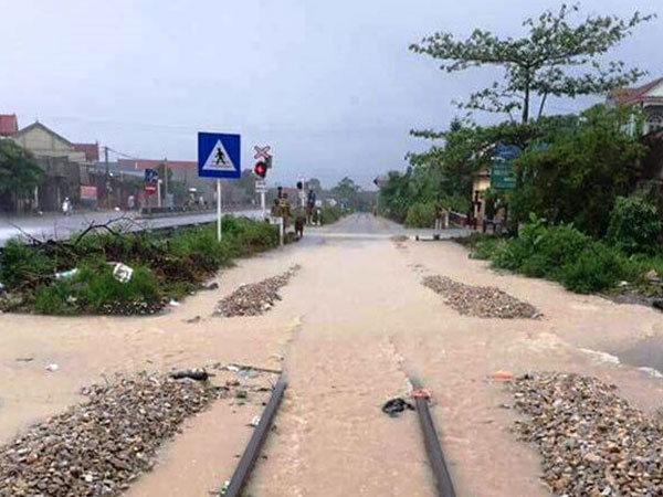 Nhiều nơi ở Nghệ An ngập sâu, chia cắt đường sắt Bắc - Nam
