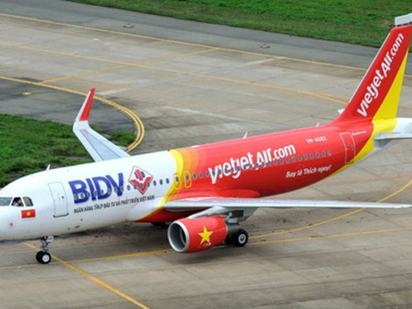 Nữ hành khách khó thở, máy bay hạ cánh khẩn xuống Nội Bài