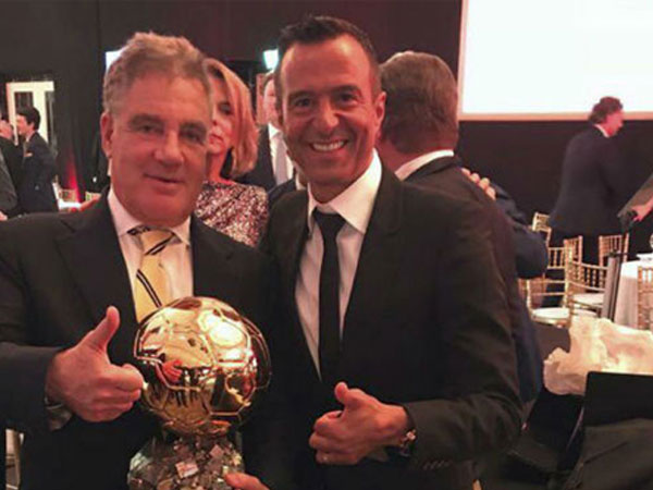 Ronaldo bán đấu giá bản sao Quả Bóng Vàng làm từ thiện