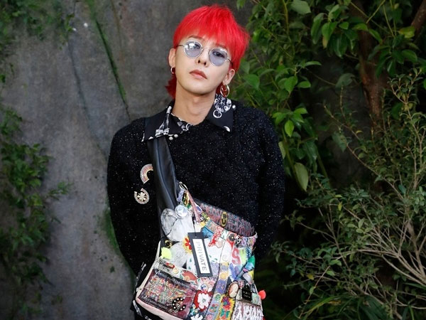 G-Dragon mặc đồ con gái đi xem show Chanel