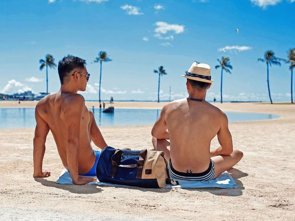 Sau đám cưới, Hồ Vĩnh Khoa khoe "ảnh nóng" bên bạn đời điển trai
