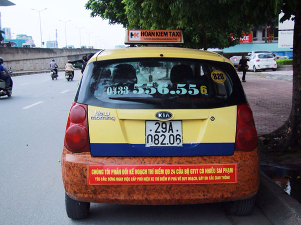 Taxi truyền thống dán khẩu hiệu phản đối quyết định của Bộ GTVT