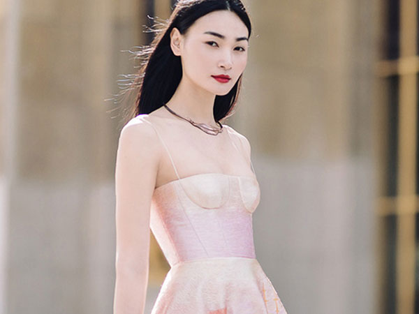 Thùy Trang là mẫu Việt đầu tiên diễn cho show thứ 2 của "ông lớn" Louis Vuitton tại Paris Fashion Week
