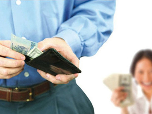 Vì sao đàn ông không muốn giao “tay hòm chìa khóa” cho vợ?