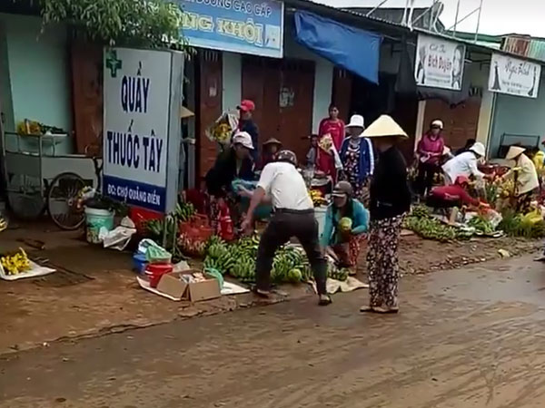 Yêu cầu Trưởng công an xã “sút” đồ phải xin lỗi người dân