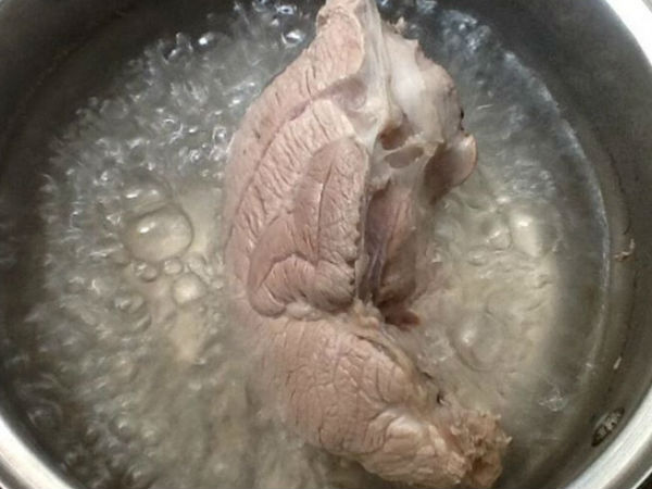 Chuyên gia đầu ngành: Nhiều người sai lầm khi luộc thịt khiến chất độc không thôi ra được