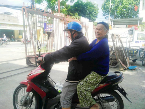 Cụ bà 84 tuổi xách túi đồ đi lang thang mừng rơi nước mắt khi được con trai, con gái đến đón về