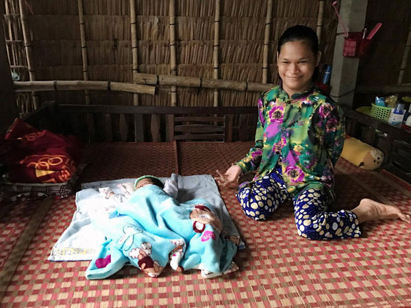 Cuộc sống đã có niềm vui của "người mẹ điên" sinh con gái vì bị hiếp dâm sau một tháng được mọi người giúp đỡ