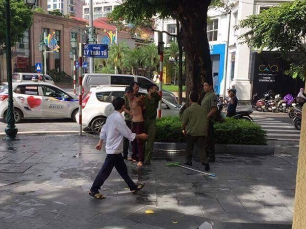 Đối tượng tâm thần múa dao gây náo loạn phố Hà Nội