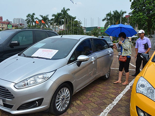 Giá xe mới giảm nhanh, xe cũ bị "ghẻ lạnh" tại đô thị, "dè bỉu" ở thôn quê