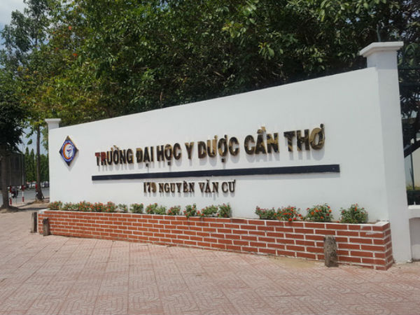 Hàng trăm sinh viên chết đứng vì thủ quỹ ôm học phí đi... làm ăn