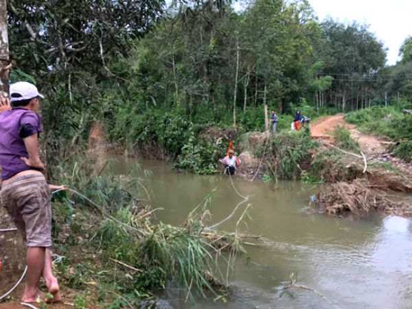 Lũ cuốn trôi 6 cây cầu, học sinh ngồi lồng sắt qua sông