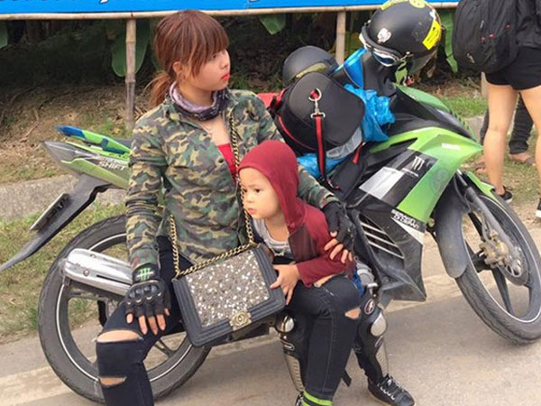 Mẹ đơn thân dẫn con 3 tuổi đi phượt hơn trăm cây số thực hiện mơ ước giản dị