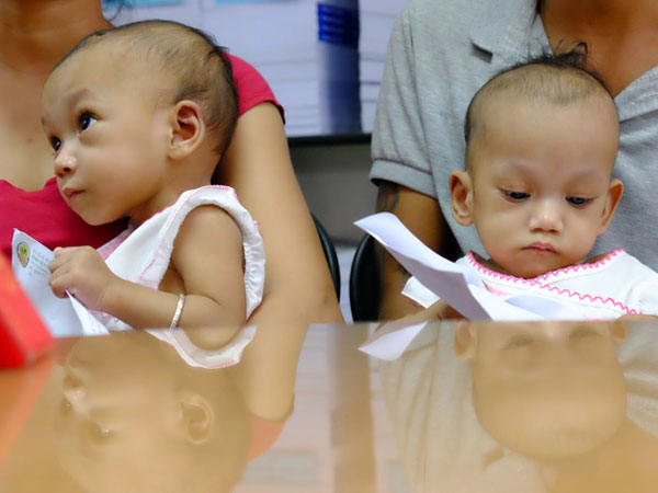 Ngắm vẻ đáng yêu của hai bé gái sinh đôi dính nhau vùng cùng cụt ngày xuất viện