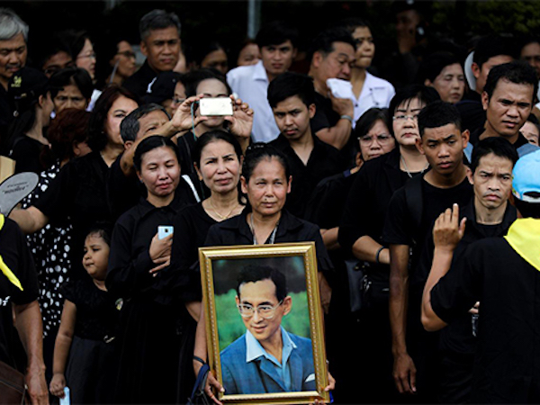 Người Thái xếp hàng hai km viếng Vua Bhumibol trước lễ hỏa táng