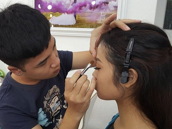 Thợ trang điểm tức nghẹn lời trước tuyên bố của "tay chơi" đất Cảng