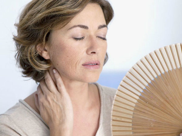 7 bí quyết ngăn cơn bốc hỏa tuổi mãn kinh