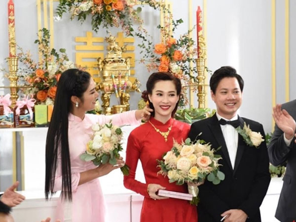 Ảnh hiếm hoi: Cận cảnh lễ rước dâu của Hoa hậu Thu Thảo và Trung Tín trong tư gia sang trọng