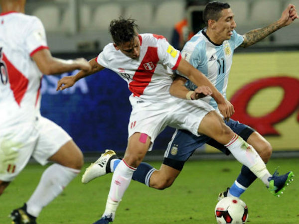 Argentina lâm nguy: Sampaoli kêu bất công, Messi than trời