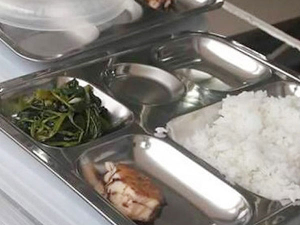 Bữa ăn 19.000 đồng của trẻ tiểu học chỉ có miếng cá nhỏ và rau muống