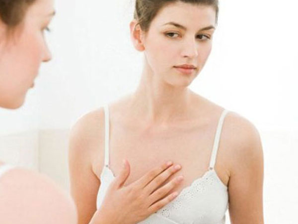 Chồng suốt ngày chê ngực lép, vợ đi phẫu thuật và... ngoại tình