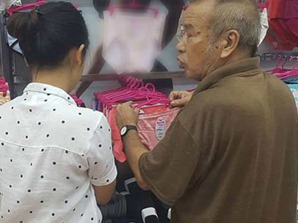 Chồng U60 đi mua đồ lót cho vợ, truyền bí quyết "mỗi ngày khen 1 lần, hôn 3 lần"