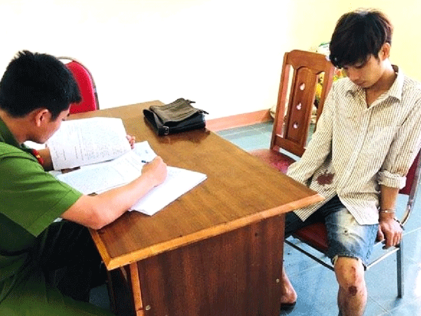 Người phụ nữ bị thanh niên “ngáo đá” xông vào dùng dao khống chế bắt cóc làm con tin
