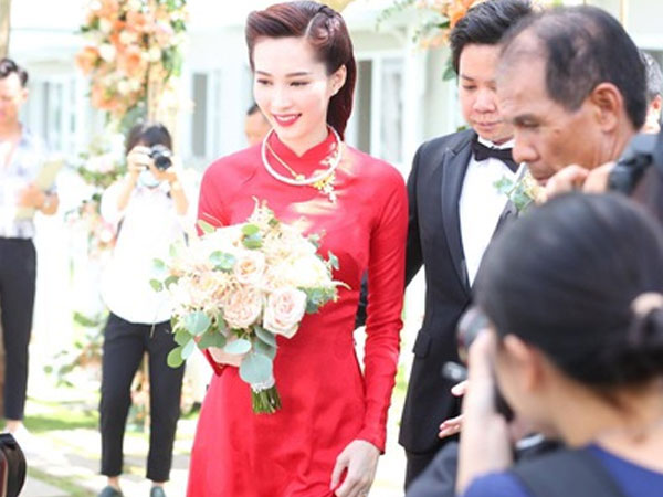 Diện áo dài đỏ rực, cô dâu Thu Thảo tiếp tục "đốn tim" fan bằng nhan sắc vô cùng rạng rỡ và xinh đẹp