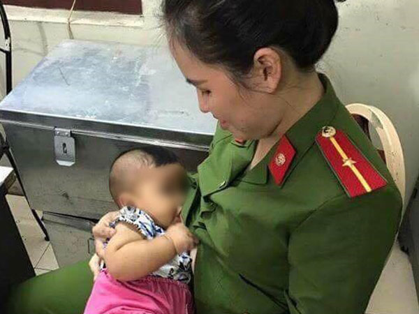 Hà Nội: Bé trai khát sữa bị mẹ bỏ rơi trong nhà nghỉ, nữ công an động lòng cho bú và đưa về nhà chăm sóc