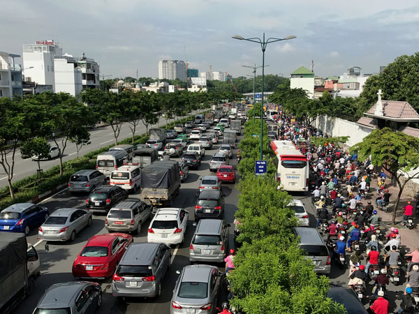 Hỗn loạn trên đường Phạm Văn Đồng