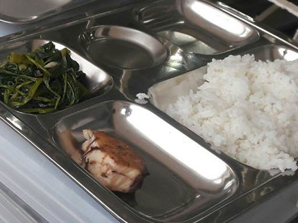 Làm rõ vụ bữa ăn của học sinh chỉ có miếng cá thu nhỏ và rau luộc