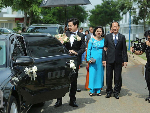 Mẹ chồng đại gia trực tiếp đi đón con dâu Hoa hậu Đặng Thu Thảo