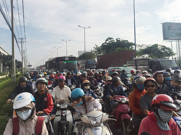 Ngàn xe chôn chân, nút cứng cửa ngõ Sài Gòn từ sáng tới trưa