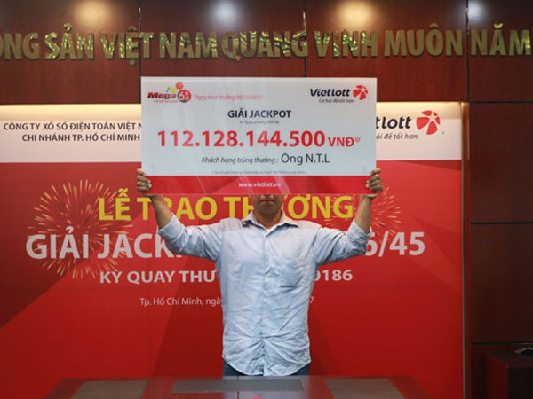 Người Đồng Nai trúng độc đắc 112 tỷ giấu mặt nhận tiền thưởng