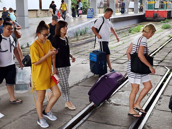 Oằn lưng "cõng" phí, giá vé tàu liên tục tăng cao