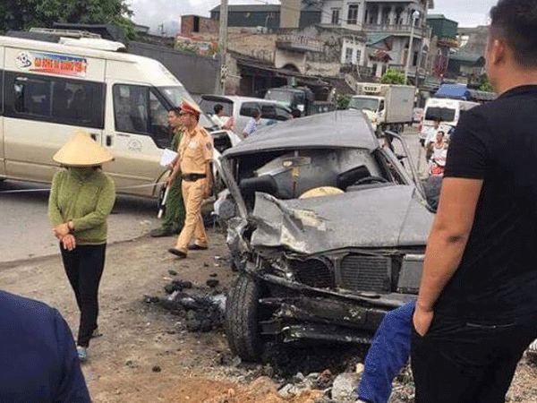 Quảng Ninh: Ô tô mất lái đâm vào xe chở cựu chiến binh
