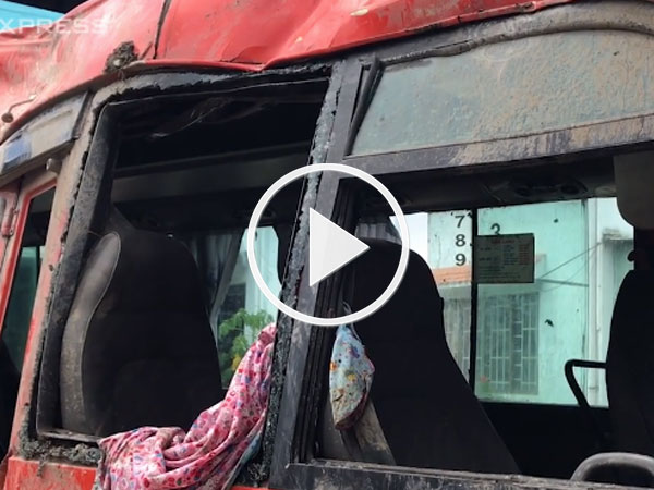 Video: Hơn chục hành khách kêu cứu trong ôtô biến dạng, 2 người chết