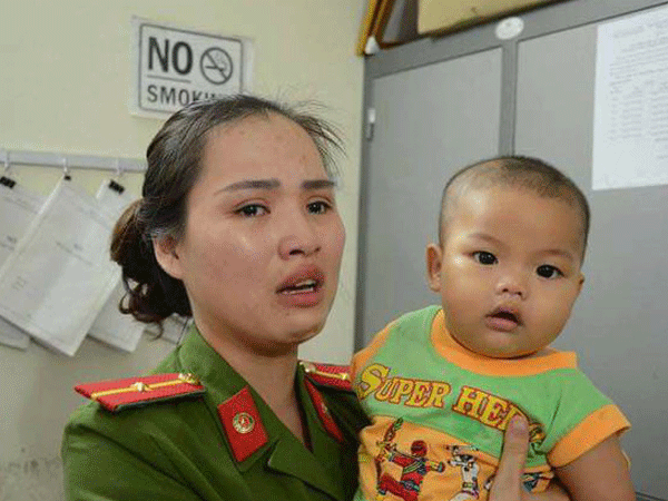 Vụ bé trai bị bỏ rơi trong nhà nghỉ: Tâm sự của nữ công an phường tốt bụng
