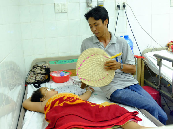 Vụ tai nạn khiến 16 người thương vong: Vợ gãy chân, con gái bị xuất huyết não cha tất tưởi từ quê vào Sài Gòn chăm con