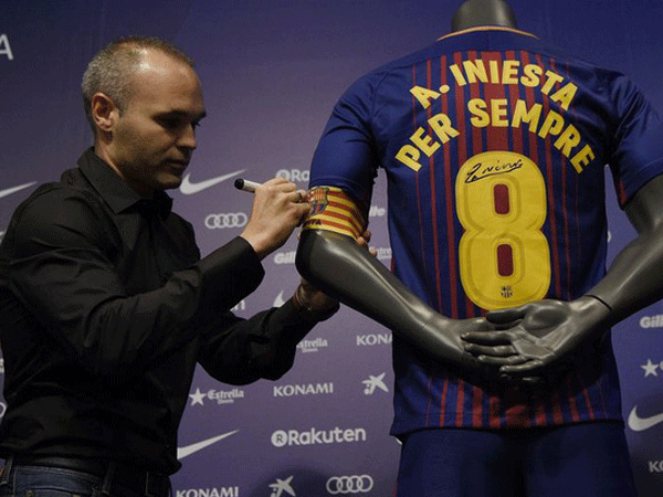 Barcelona ký hợp đồng "trọn đời" với Iniesta