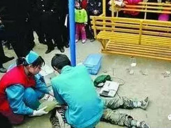 Cảnh báo: Bé 2 tuổi đứt gân và động mạch tay, phải khâu 20 mũi vì những vật quen thuộc tại khu chung cư