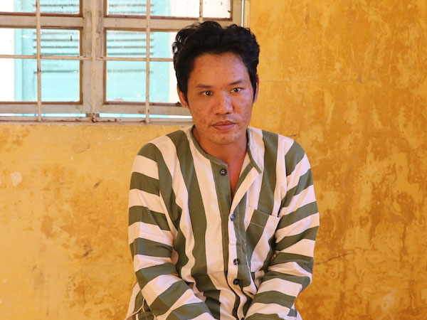 Con nghiện cầm kéo đe doạ cướp xe ôm