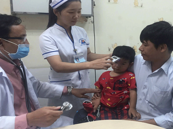 Con sốt cao nguy kịch, ông bố đã dùng biện pháp tuyệt diệu, các bậc phụ huynh đều cần học