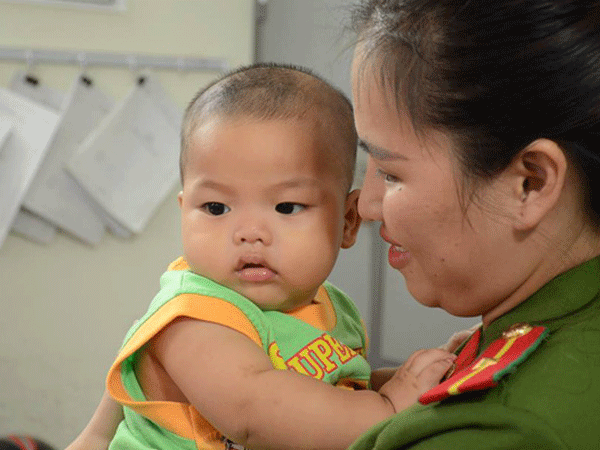 Người đàn ông tự nhận là bố cháu bé bị bỏ rơi ở nhà nghỉ xuống Hà Nội xin đón con về nhà