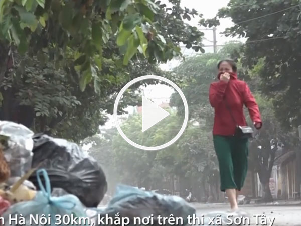 Video: Dân bịt mũi đi qua núi rác dài hàng trăm mét ở Hà Nội
