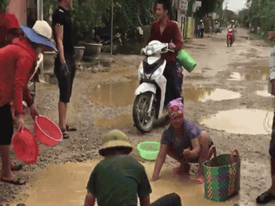 Video: Người dân mang rổ rá, bắt cá ngay giữa đường