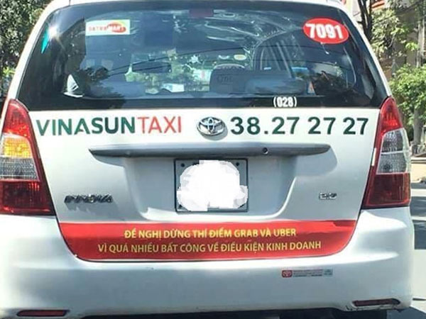 Bùng nổ taxi dán khẩu hiệu phản đối Uber, Grab