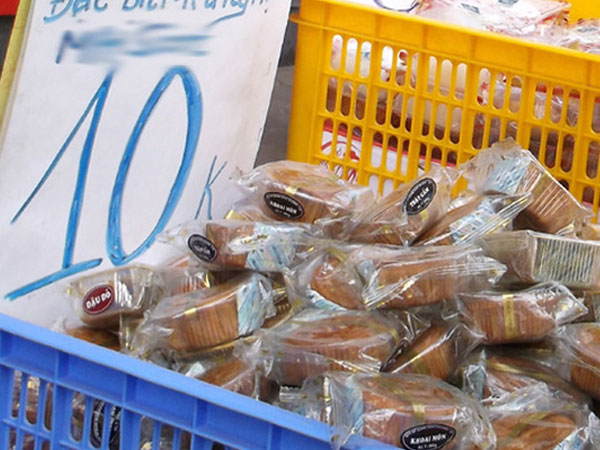 Hà Nội: Hết Rằm bánh Trung thu siêu rẻ lên ngôi, dân bán đổ đống trong sọt vẫn hút khách