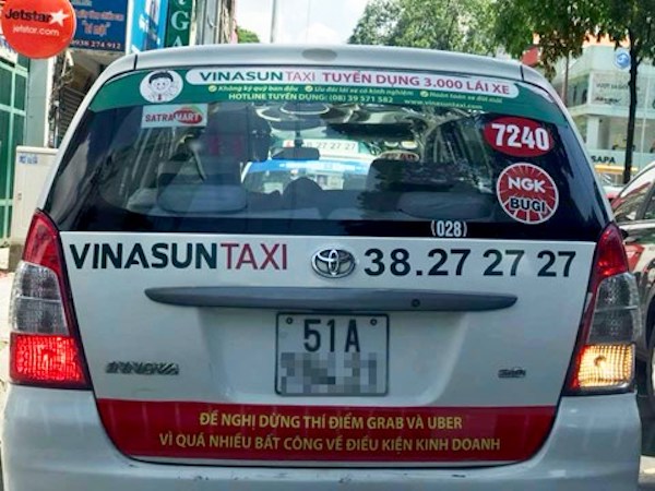 Người dân bất ngờ với băng rôn phản đối Grab, Uber